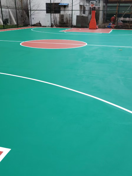 翰林镇 球场长期使用易出现地面开裂